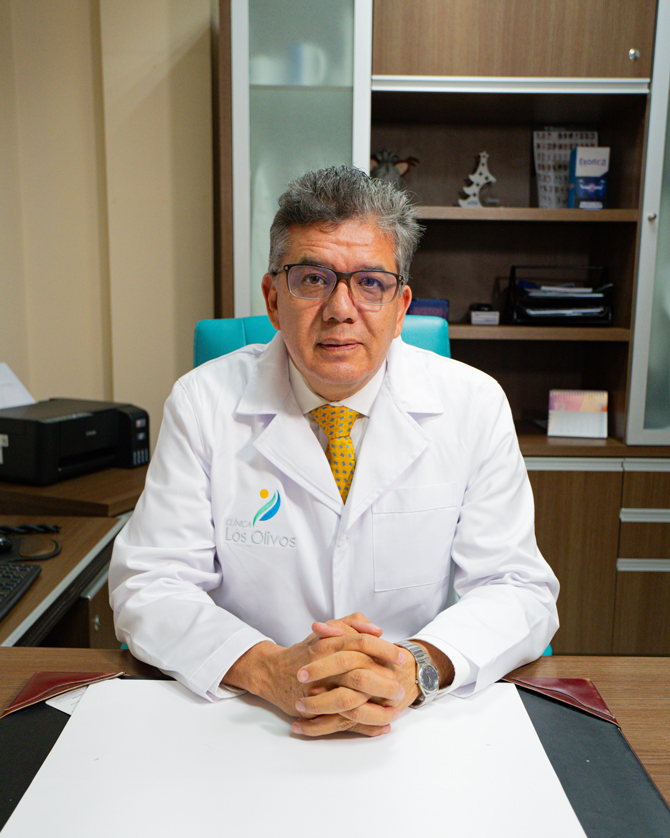 https://www.clinicalosolivos.com/wp-content/uploads/2025/08/JAVIER-ENCINAS-CLO.jpg