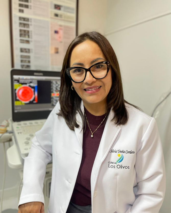 https://www.clinicalosolivos.com/wp-content/uploads/2025/08/SILVIA-UREÑA-1.jpg